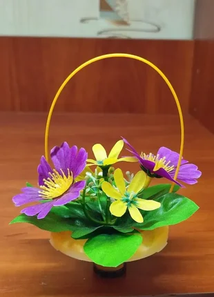 Пластиковая корзинка с цветами