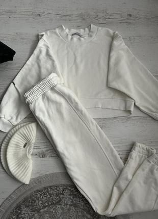 Костюм білий.