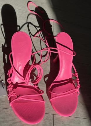 Босоножки с ремешками на каблуке mango розово неоновые трендовые летние яркие на шпильке