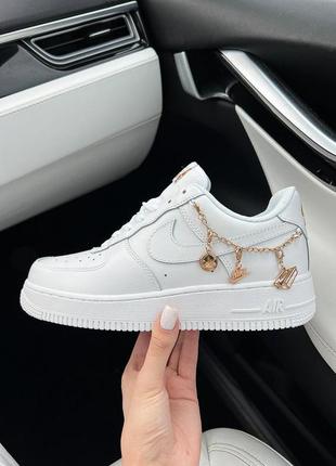 Красивейшие женские кроссовки nike air force 1 low lucky charms белые с украшением