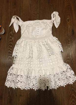 Неймовірно гарна сукня білосніжного кольору із зав'язками на плечах мереживо