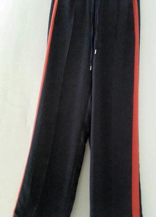 Брюки h&m свободного кроя.
