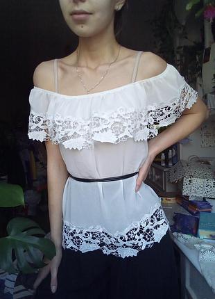 Белая блузка с открытыми плечами, блуза с кружевом