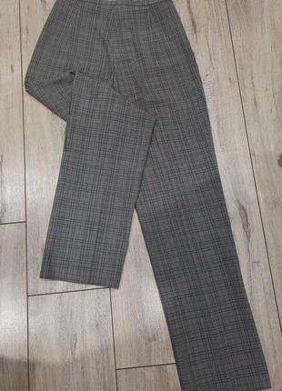 Брюки фирмы в клетку, серого цвета, вот- 68 см,об 96 см, длина 101 см.