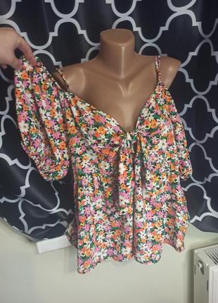 Блуза с открытым плечом в цветы