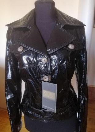 Чорна куртка з натуральної лакованої шкіри на синтеплні , розмір м, l  . нова