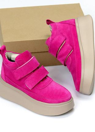 Яскраві жіночі спортивні черевики, в рожевому кольорі на платформі, всередині фліс. демісезон