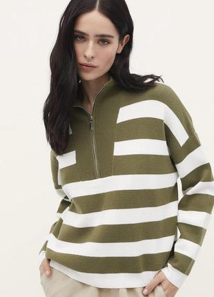 Полосатый свитер со змейкой хаки белый зеленый женский1 фото