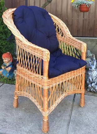 Кресло плетеное с синей накидкой2 фото
