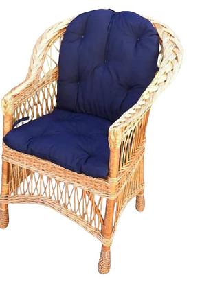 Кресло плетеное с синей накидкой