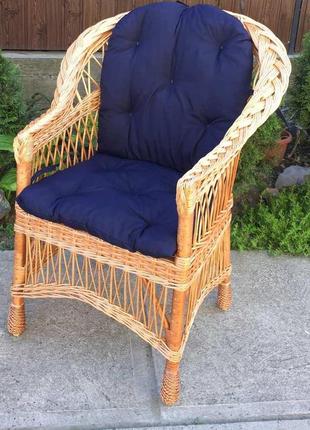 Кресло плетеное с синей накидкой3 фото