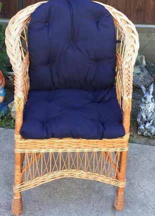 Кресло плетеное с синей накидкой4 фото