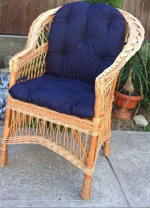 Кресло плетеное с синей накидкой6 фото