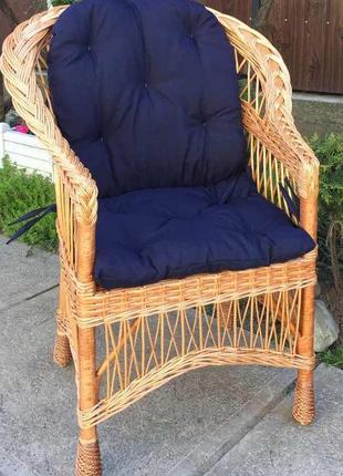 Кресло плетеное с синей накидкой5 фото
