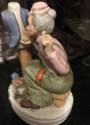 Порцелянова статуетка портніха-шва стара англія