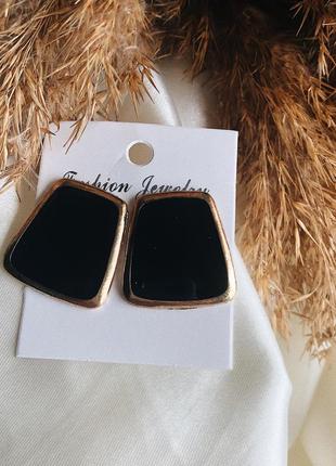 Женские классические серьги-гвоздики чёрного цвета