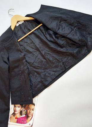 Женский черный укороченный пиджак на пуговицах с декоративными карманами бабочками от бренда london4 фото