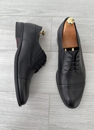 Стильные и элегантные мужские туфли с практичным дизайном.5 фото