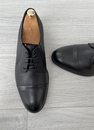 Стильні та елегантні чоловічі туфлі з практичним дизайном.6 фото