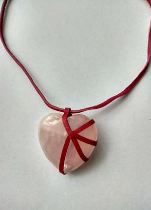 Кулон на кожаном шнурке сердце,розовый кварц.3 фото