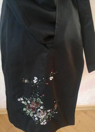 Фирменный черный плащ, пальто-тренч миди с вышивкой с поясом basic anywear с-м4 фото