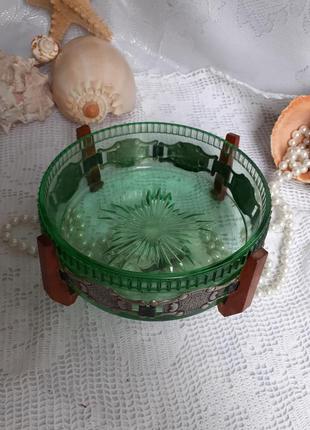 Урановое стекло! конфетница ваза ссср салатник зеленое стекло в мельхиоре на ножках граненная2 фото