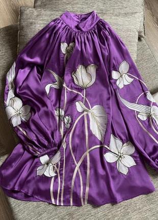 Атласное платье с цветочной вышивкой6 фото