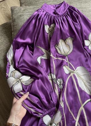Атласное платье с цветочной вышивкой10 фото