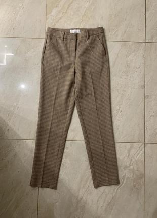 Женские брюки mango бежевые классические брюки базовые1 фото