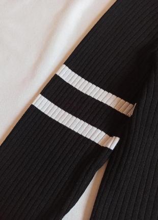 Черный базовый лонгслив с белыми полосками на рукавах2 фото