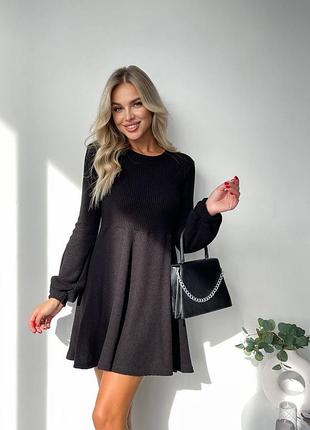 Вязаное платье с объемными рукавами