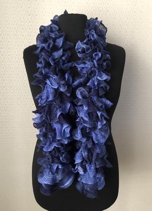 Оригинальный вязаный шафр - боа сине-голубого цвета