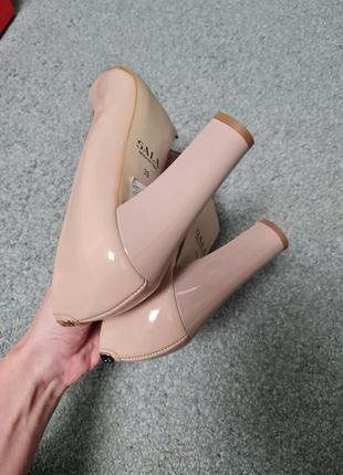 Бежевые лаковые туфли на широком каблуке sala кожаные5 фото