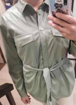 Рубашка женская из искусственной кожи с поясом в стиле zara. куртка для женщин (оливковая)6 фото