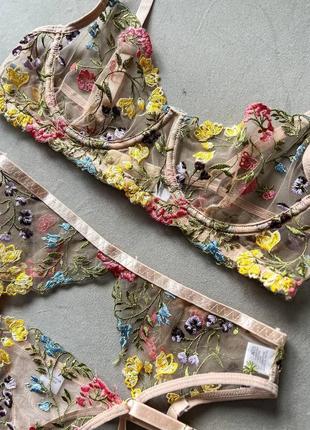 Бежевый комплект белья с вышивкой красивое белье с цветочной вышивкой8 фото