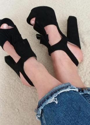 Замшеві босоніжки на стійкому каблуці і платформі