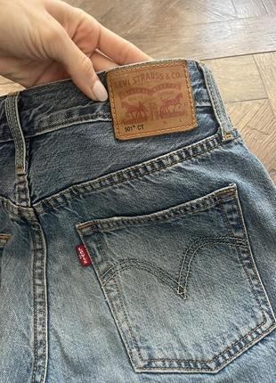 Голубые джинсы с рваностями levis 5018 фото