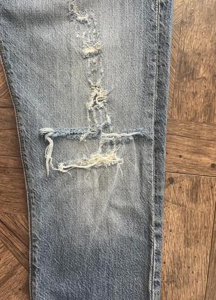 Голубые джинсы с рваностями levis 5014 фото