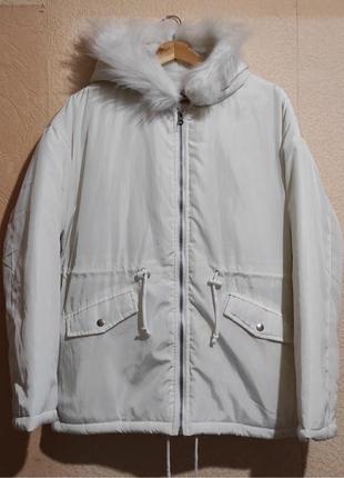 Белая нейлоновая курточка пуховик с капюшоном из искусственного меха от plt3 фото