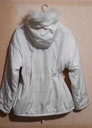 Белая нейлоновая курточка пуховик с капюшоном из искусственного меха от plt4 фото