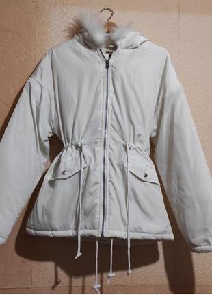 Белая нейлоновая курточка пуховик с капюшоном из искусственного меха от plt2 фото