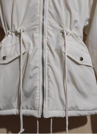 Белая нейлоновая курточка пуховик с капюшоном из искусственного меха от plt6 фото
