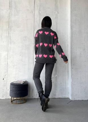 Стильний базовий вязаний весняний костюм з сердечками двійка зі штанами з кофтою в сердечка3 фото
