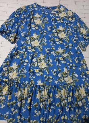 Блакитна сукня в квіти вільного крою батал6 фото