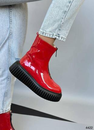 Червоні лаковані жіночі демісезонні черевики ботинки на високій підошві потовщеній1 фото