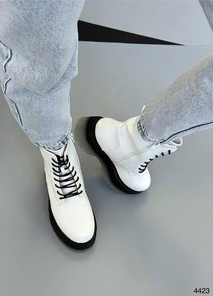 Білі жіночі демісезонні черевики ботинки на високій підошві потовщеній