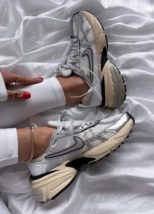 Классные женские и мужские кроссовки nike runtekk grey белые с серебристым2 фото