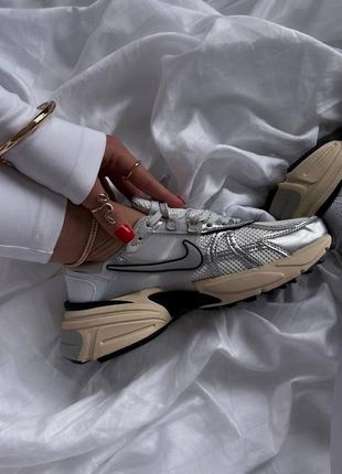 Классные женские и мужские кроссовки nike runtekk grey белые с серебристым6 фото