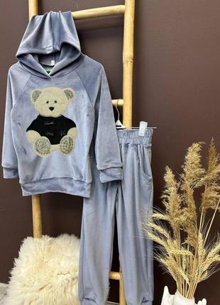 Велюровий костюм для дівчинки з нашивкою