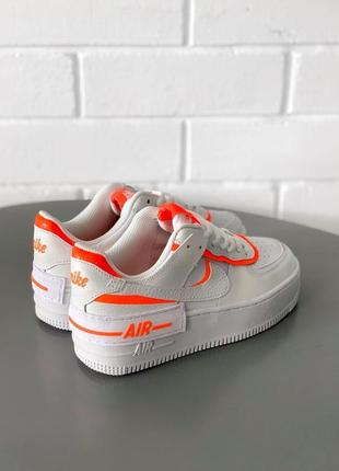 Прекрасные трендовые женские кроссовки nike air force 1 shadow белые с оранжевым5 фото